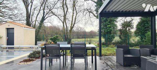 Maison de plain-pied de 89 m² sur un terrain clos d'environ 408 m² 