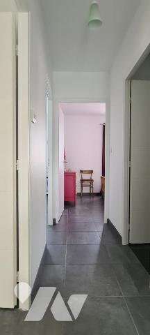 Maison de plain-pied de 89 m² sur un terrain clos d'environ 408 m² 