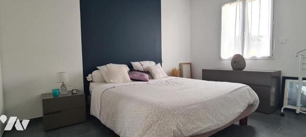 Maison de plain-pied de 89 m² sur un terrain clos d'environ 408 m² 