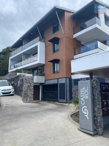A louer ce bel appartement de type F4 sur la résidence CASTEL ROC au dernier étage vue mer sans vis à vis sur les hauteurs de bois de nèfles Sainte Clotilde.