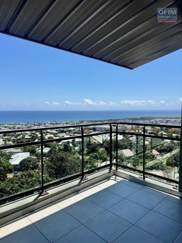 A louer ce bel appartement de type F4 sur la résidence CASTEL ROC au dernier étage vue mer sans vis à vis sur les hauteurs de bois de nèfles Sainte Clotilde.