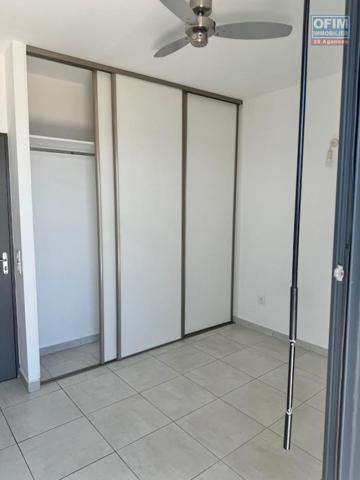 A louer ce bel appartement de type F4 sur la résidence CASTEL ROC au dernier étage vue mer sans vis à vis sur les hauteurs de bois de nèfles Sainte Clotilde.