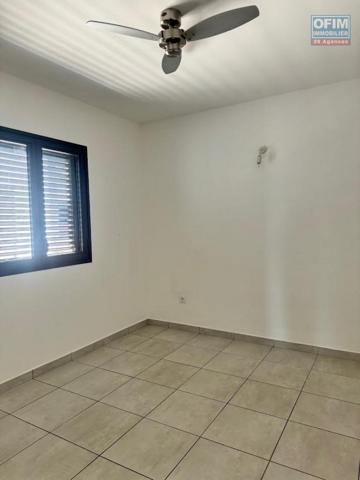 A louer ce bel appartement de type F4 sur la résidence CASTEL ROC au dernier étage vue mer sans vis à vis sur les hauteurs de bois de nèfles Sainte Clotilde.