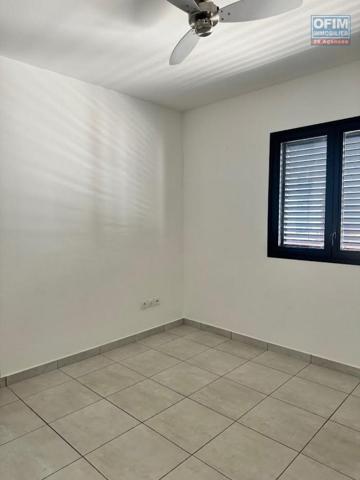 A louer ce bel appartement de type F4 sur la résidence CASTEL ROC au dernier étage vue mer sans vis à vis sur les hauteurs de bois de nèfles Sainte Clotilde.