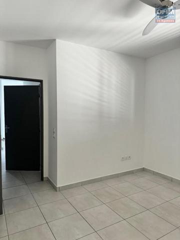 A louer ce bel appartement de type F4 sur la résidence CASTEL ROC au dernier étage vue mer sans vis à vis sur les hauteurs de bois de nèfles Sainte Clotilde.