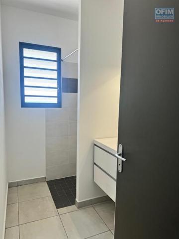 A louer ce bel appartement de type F4 sur la résidence CASTEL ROC au dernier étage vue mer sans vis à vis sur les hauteurs de bois de nèfles Sainte Clotilde.