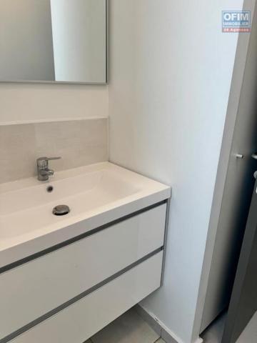 A louer ce bel appartement de type F4 sur la résidence CASTEL ROC au dernier étage vue mer sans vis à vis sur les hauteurs de bois de nèfles Sainte Clotilde.