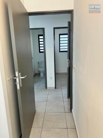 A louer ce bel appartement de type F4 sur la résidence CASTEL ROC au dernier étage vue mer sans vis à vis sur les hauteurs de bois de nèfles Sainte Clotilde.