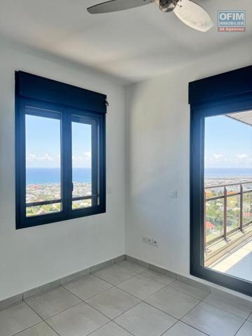 A louer ce bel appartement de type F4 sur la résidence CASTEL ROC au dernier étage vue mer sans vis à vis sur les hauteurs de bois de nèfles Sainte Clotilde.