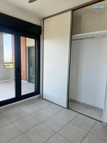 A louer ce bel appartement de type F4 sur la résidence CASTEL ROC au dernier étage vue mer sans vis à vis sur les hauteurs de bois de nèfles Sainte Clotilde.