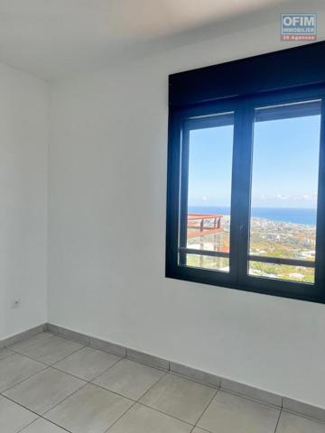 A louer ce bel appartement de type F4 sur la résidence CASTEL ROC au dernier étage vue mer sans vis à vis sur les hauteurs de bois de nèfles Sainte Clotilde.