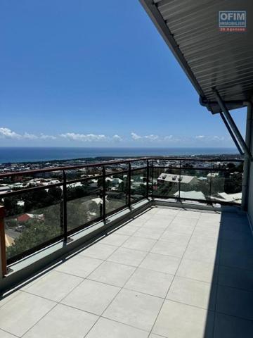 A louer ce bel appartement de type F4 sur la résidence CASTEL ROC au dernier étage vue mer sans vis à vis sur les hauteurs de bois de nèfles Sainte Clotilde.