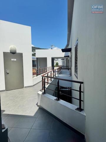 A louer ce bel appartement de type F4 sur la résidence CASTEL ROC au dernier étage vue mer sans vis à vis sur les hauteurs de bois de nèfles Sainte Clotilde.