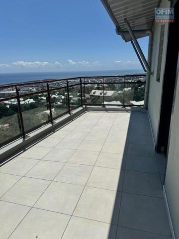 A louer ce bel appartement de type F4 sur la résidence CASTEL ROC au dernier étage vue mer sans vis à vis sur les hauteurs de bois de nèfles Sainte Clotilde.