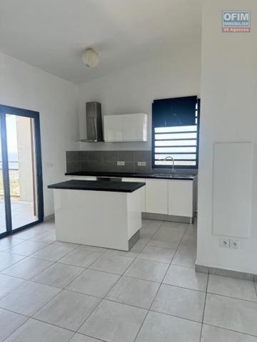 A louer ce bel appartement de type F4 sur la résidence CASTEL ROC au dernier étage vue mer sans vis à vis sur les hauteurs de bois de nèfles Sainte Clotilde.