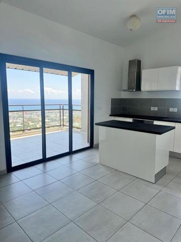 A louer ce bel appartement de type F4 sur la résidence CASTEL ROC au dernier étage vue mer sans vis à vis sur les hauteurs de bois de nèfles Sainte Clotilde.