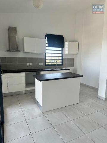 A louer ce bel appartement de type F4 sur la résidence CASTEL ROC au dernier étage vue mer sans vis à vis sur les hauteurs de bois de nèfles Sainte Clotilde.