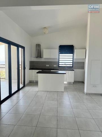 A louer ce bel appartement de type F4 sur la résidence CASTEL ROC au dernier étage vue mer sans vis à vis sur les hauteurs de bois de nèfles Sainte Clotilde.