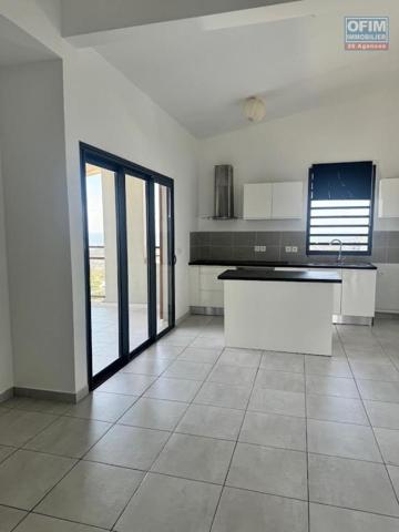 A louer ce bel appartement de type F4 sur la résidence CASTEL ROC au dernier étage vue mer sans vis à vis sur les hauteurs de bois de nèfles Sainte Clotilde.