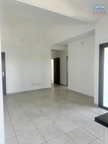 A louer ce bel appartement de type F4 sur la résidence CASTEL ROC au dernier étage vue mer sans vis à vis sur les hauteurs de bois de nèfles Sainte Clotilde.