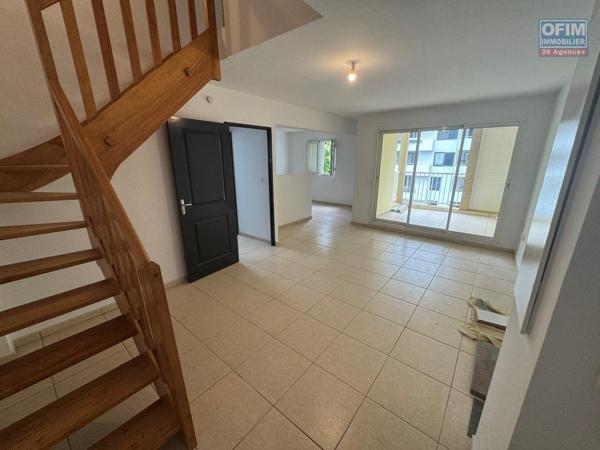 A vendre charmant appartement duplex entièrement rénové de type F3 proche centre ville du Tampon