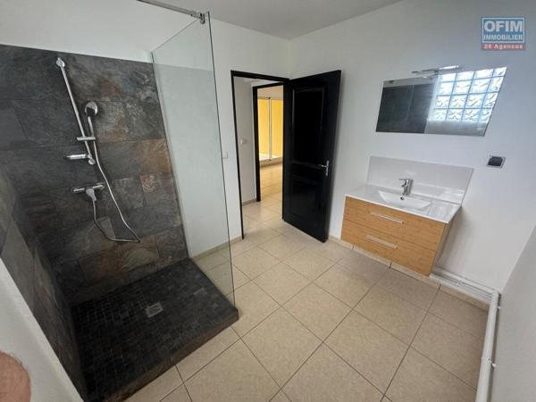 A vendre charmant appartement duplex entièrement rénové de type F3 proche centre ville du Tampon