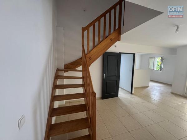 A vendre charmant appartement duplex entièrement rénové de type F3 proche centre ville du Tampon