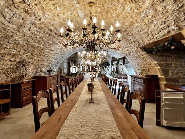Étonnant château sur 60 hectares, au coeur du Périgord noir., LE BUGUE
