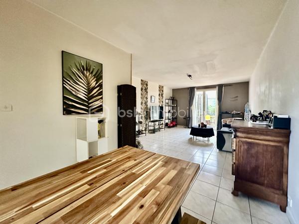 AULNAY-SOUS-BOIS – MAISON FAMILIALE AVEC GRAND JARDIN, GARAGE ET POTENTIEL 4 CHAMBRES

Dans un secteur résidentiel d’Aulnay-sous-Bois, découvrez cette maison familiale semi-mitoyenne de 101 m² habitables, édifiée sur une parcelle de 289 m².

Son véritable atout : un jardin privatif d’environ 190 m², offrant un bel espace extérieur pour profiter des beaux jours en famille.

UNE MAISON FAMILIALE AUX BEAUX VOLUMES

Au rez-de-chaussée, la maison propose une entrée, un agréable double séjour de plus de 30 m², une cuisine indépendante ainsi qu’une véranda donnant sur le jardin.

La configuration actuelle offre également la possibilité d'aménager une 4ème chambre au rez-de-chaussée, selon vos besoins.

Un garage complète ce niveau.

À l’étage, le palier dessert 3 chambres ainsi que deux espaces d’eau, offrant un espace nuit parfaitement adapté à une famille.

UN JARDIN D'ENVIRON 190 M²

Édifiée sur une parcelle de 289 m², la maison bénéficie d’un jardin privatif d’environ 190 m².

Cet extérieur constitue un véritable prolongement de la maison et offre de nombreuses possibilités : espace repas, salon de jardin, jeux pour enfants, potager ou simplement un espace de détente.

La propriété dispose également d’une terrasse, d’un garage et d’une place de stationnement.

LES POINTS FORTS:
- 101 m² habitables
- Parcelle de 289 m²
- Jardin privatif d’environ 190 m²
- 3 chambres
- Possibilité d’une 4ème chambre
- Double séjour de plus de 30 m²
- Véranda
- Terrasse
- Garage
- Stationnement
- Double vitrage
- Chauffage central au gaz
- DPE C

Une maison familiale offrant de beaux volumes, un véritable jardin et un potentiel d’évolution intéressant.

À découvrir rapidement.