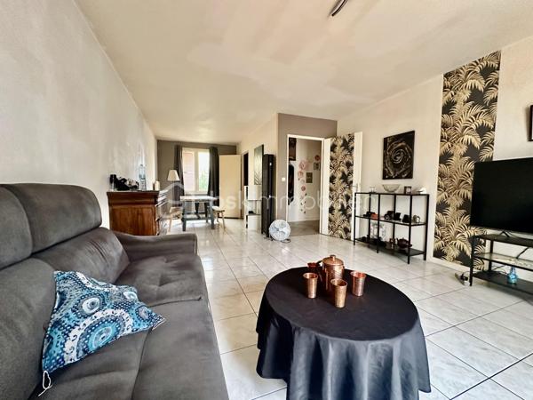 AULNAY-SOUS-BOIS – MAISON FAMILIALE AVEC GRAND JARDIN, GARAGE ET POTENTIEL 4 CHAMBRES

Dans un secteur résidentiel d’Aulnay-sous-Bois, découvrez cette maison familiale semi-mitoyenne de 101 m² habitables, édifiée sur une parcelle de 289 m².

Son véritable atout : un jardin privatif d’environ 190 m², offrant un bel espace extérieur pour profiter des beaux jours en famille.

UNE MAISON FAMILIALE AUX BEAUX VOLUMES

Au rez-de-chaussée, la maison propose une entrée, un agréable double séjour de plus de 30 m², une cuisine indépendante ainsi qu’une véranda donnant sur le jardin.

La configuration actuelle offre également la possibilité d'aménager une 4ème chambre au rez-de-chaussée, selon vos besoins.

Un garage complète ce niveau.

À l’étage, le palier dessert 3 chambres ainsi que deux espaces d’eau, offrant un espace nuit parfaitement adapté à une famille.

UN JARDIN D'ENVIRON 190 M²

Édifiée sur une parcelle de 289 m², la maison bénéficie d’un jardin privatif d’environ 190 m².

Cet extérieur constitue un véritable prolongement de la maison et offre de nombreuses possibilités : espace repas, salon de jardin, jeux pour enfants, potager ou simplement un espace de détente.

La propriété dispose également d’une terrasse, d’un garage et d’une place de stationnement.

LES POINTS FORTS:
- 101 m² habitables
- Parcelle de 289 m²
- Jardin privatif d’environ 190 m²
- 3 chambres
- Possibilité d’une 4ème chambre
- Double séjour de plus de 30 m²
- Véranda
- Terrasse
- Garage
- Stationnement
- Double vitrage
- Chauffage central au gaz
- DPE C

Une maison familiale offrant de beaux volumes, un véritable jardin et un potentiel d’évolution intéressant.

À découvrir rapidement.