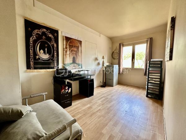 AULNAY-SOUS-BOIS – MAISON FAMILIALE AVEC GRAND JARDIN, GARAGE ET POTENTIEL 4 CHAMBRES

Dans un secteur résidentiel d’Aulnay-sous-Bois, découvrez cette maison familiale semi-mitoyenne de 101 m² habitables, édifiée sur une parcelle de 289 m².

Son véritable atout : un jardin privatif d’environ 190 m², offrant un bel espace extérieur pour profiter des beaux jours en famille.

UNE MAISON FAMILIALE AUX BEAUX VOLUMES

Au rez-de-chaussée, la maison propose une entrée, un agréable double séjour de plus de 30 m², une cuisine indépendante ainsi qu’une véranda donnant sur le jardin.

La configuration actuelle offre également la possibilité d'aménager une 4ème chambre au rez-de-chaussée, selon vos besoins.

Un garage complète ce niveau.

À l’étage, le palier dessert 3 chambres ainsi que deux espaces d’eau, offrant un espace nuit parfaitement adapté à une famille.

UN JARDIN D'ENVIRON 190 M²

Édifiée sur une parcelle de 289 m², la maison bénéficie d’un jardin privatif d’environ 190 m².

Cet extérieur constitue un véritable prolongement de la maison et offre de nombreuses possibilités : espace repas, salon de jardin, jeux pour enfants, potager ou simplement un espace de détente.

La propriété dispose également d’une terrasse, d’un garage et d’une place de stationnement.

LES POINTS FORTS:
- 101 m² habitables
- Parcelle de 289 m²
- Jardin privatif d’environ 190 m²
- 3 chambres
- Possibilité d’une 4ème chambre
- Double séjour de plus de 30 m²
- Véranda
- Terrasse
- Garage
- Stationnement
- Double vitrage
- Chauffage central au gaz
- DPE C

Une maison familiale offrant de beaux volumes, un véritable jardin et un potentiel d’évolution intéressant.

À découvrir rapidement.