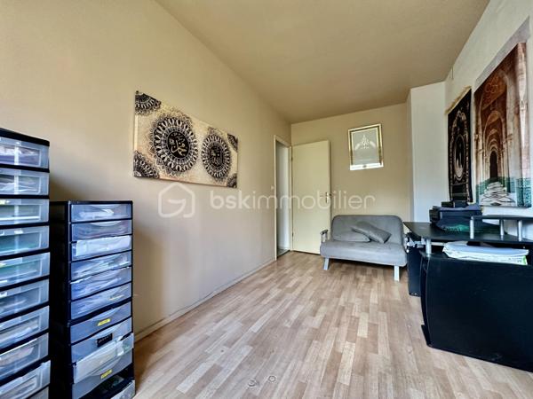 AULNAY-SOUS-BOIS – MAISON FAMILIALE AVEC GRAND JARDIN, GARAGE ET POTENTIEL 4 CHAMBRES

Dans un secteur résidentiel d’Aulnay-sous-Bois, découvrez cette maison familiale semi-mitoyenne de 101 m² habitables, édifiée sur une parcelle de 289 m².

Son véritable atout : un jardin privatif d’environ 190 m², offrant un bel espace extérieur pour profiter des beaux jours en famille.

UNE MAISON FAMILIALE AUX BEAUX VOLUMES

Au rez-de-chaussée, la maison propose une entrée, un agréable double séjour de plus de 30 m², une cuisine indépendante ainsi qu’une véranda donnant sur le jardin.

La configuration actuelle offre également la possibilité d'aménager une 4ème chambre au rez-de-chaussée, selon vos besoins.

Un garage complète ce niveau.

À l’étage, le palier dessert 3 chambres ainsi que deux espaces d’eau, offrant un espace nuit parfaitement adapté à une famille.

UN JARDIN D'ENVIRON 190 M²

Édifiée sur une parcelle de 289 m², la maison bénéficie d’un jardin privatif d’environ 190 m².

Cet extérieur constitue un véritable prolongement de la maison et offre de nombreuses possibilités : espace repas, salon de jardin, jeux pour enfants, potager ou simplement un espace de détente.

La propriété dispose également d’une terrasse, d’un garage et d’une place de stationnement.

LES POINTS FORTS:
- 101 m² habitables
- Parcelle de 289 m²
- Jardin privatif d’environ 190 m²
- 3 chambres
- Possibilité d’une 4ème chambre
- Double séjour de plus de 30 m²
- Véranda
- Terrasse
- Garage
- Stationnement
- Double vitrage
- Chauffage central au gaz
- DPE C

Une maison familiale offrant de beaux volumes, un véritable jardin et un potentiel d’évolution intéressant.

À découvrir rapidement.