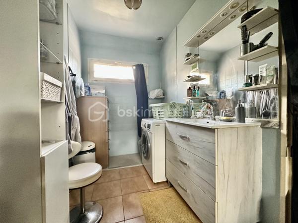 AULNAY-SOUS-BOIS – MAISON FAMILIALE AVEC GRAND JARDIN, GARAGE ET POTENTIEL 4 CHAMBRES

Dans un secteur résidentiel d’Aulnay-sous-Bois, découvrez cette maison familiale semi-mitoyenne de 101 m² habitables, édifiée sur une parcelle de 289 m².

Son véritable atout : un jardin privatif d’environ 190 m², offrant un bel espace extérieur pour profiter des beaux jours en famille.

UNE MAISON FAMILIALE AUX BEAUX VOLUMES

Au rez-de-chaussée, la maison propose une entrée, un agréable double séjour de plus de 30 m², une cuisine indépendante ainsi qu’une véranda donnant sur le jardin.

La configuration actuelle offre également la possibilité d'aménager une 4ème chambre au rez-de-chaussée, selon vos besoins.

Un garage complète ce niveau.

À l’étage, le palier dessert 3 chambres ainsi que deux espaces d’eau, offrant un espace nuit parfaitement adapté à une famille.

UN JARDIN D'ENVIRON 190 M²

Édifiée sur une parcelle de 289 m², la maison bénéficie d’un jardin privatif d’environ 190 m².

Cet extérieur constitue un véritable prolongement de la maison et offre de nombreuses possibilités : espace repas, salon de jardin, jeux pour enfants, potager ou simplement un espace de détente.

La propriété dispose également d’une terrasse, d’un garage et d’une place de stationnement.

LES POINTS FORTS:
- 101 m² habitables
- Parcelle de 289 m²
- Jardin privatif d’environ 190 m²
- 3 chambres
- Possibilité d’une 4ème chambre
- Double séjour de plus de 30 m²
- Véranda
- Terrasse
- Garage
- Stationnement
- Double vitrage
- Chauffage central au gaz
- DPE C

Une maison familiale offrant de beaux volumes, un véritable jardin et un potentiel d’évolution intéressant.

À découvrir rapidement.