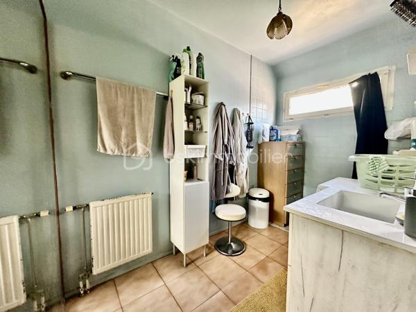 AULNAY-SOUS-BOIS – MAISON FAMILIALE AVEC GRAND JARDIN, GARAGE ET POTENTIEL 4 CHAMBRES

Dans un secteur résidentiel d’Aulnay-sous-Bois, découvrez cette maison familiale semi-mitoyenne de 101 m² habitables, édifiée sur une parcelle de 289 m².

Son véritable atout : un jardin privatif d’environ 190 m², offrant un bel espace extérieur pour profiter des beaux jours en famille.

UNE MAISON FAMILIALE AUX BEAUX VOLUMES

Au rez-de-chaussée, la maison propose une entrée, un agréable double séjour de plus de 30 m², une cuisine indépendante ainsi qu’une véranda donnant sur le jardin.

La configuration actuelle offre également la possibilité d'aménager une 4ème chambre au rez-de-chaussée, selon vos besoins.

Un garage complète ce niveau.

À l’étage, le palier dessert 3 chambres ainsi que deux espaces d’eau, offrant un espace nuit parfaitement adapté à une famille.

UN JARDIN D'ENVIRON 190 M²

Édifiée sur une parcelle de 289 m², la maison bénéficie d’un jardin privatif d’environ 190 m².

Cet extérieur constitue un véritable prolongement de la maison et offre de nombreuses possibilités : espace repas, salon de jardin, jeux pour enfants, potager ou simplement un espace de détente.

La propriété dispose également d’une terrasse, d’un garage et d’une place de stationnement.

LES POINTS FORTS:
- 101 m² habitables
- Parcelle de 289 m²
- Jardin privatif d’environ 190 m²
- 3 chambres
- Possibilité d’une 4ème chambre
- Double séjour de plus de 30 m²
- Véranda
- Terrasse
- Garage
- Stationnement
- Double vitrage
- Chauffage central au gaz
- DPE C

Une maison familiale offrant de beaux volumes, un véritable jardin et un potentiel d’évolution intéressant.

À découvrir rapidement.