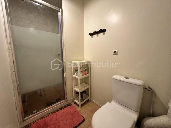 AULNAY-SOUS-BOIS – MAISON FAMILIALE AVEC GRAND JARDIN, GARAGE ET POTENTIEL 4 CHAMBRES

Dans un secteur résidentiel d’Aulnay-sous-Bois, découvrez cette maison familiale semi-mitoyenne de 101 m² habitables, édifiée sur une parcelle de 289 m².

Son véritable atout : un jardin privatif d’environ 190 m², offrant un bel espace extérieur pour profiter des beaux jours en famille.

UNE MAISON FAMILIALE AUX BEAUX VOLUMES

Au rez-de-chaussée, la maison propose une entrée, un agréable double séjour de plus de 30 m², une cuisine indépendante ainsi qu’une véranda donnant sur le jardin.

La configuration actuelle offre également la possibilité d'aménager une 4ème chambre au rez-de-chaussée, selon vos besoins.

Un garage complète ce niveau.

À l’étage, le palier dessert 3 chambres ainsi que deux espaces d’eau, offrant un espace nuit parfaitement adapté à une famille.

UN JARDIN D'ENVIRON 190 M²

Édifiée sur une parcelle de 289 m², la maison bénéficie d’un jardin privatif d’environ 190 m².

Cet extérieur constitue un véritable prolongement de la maison et offre de nombreuses possibilités : espace repas, salon de jardin, jeux pour enfants, potager ou simplement un espace de détente.

La propriété dispose également d’une terrasse, d’un garage et d’une place de stationnement.

LES POINTS FORTS:
- 101 m² habitables
- Parcelle de 289 m²
- Jardin privatif d’environ 190 m²
- 3 chambres
- Possibilité d’une 4ème chambre
- Double séjour de plus de 30 m²
- Véranda
- Terrasse
- Garage
- Stationnement
- Double vitrage
- Chauffage central au gaz
- DPE C

Une maison familiale offrant de beaux volumes, un véritable jardin et un potentiel d’évolution intéressant.

À découvrir rapidement.