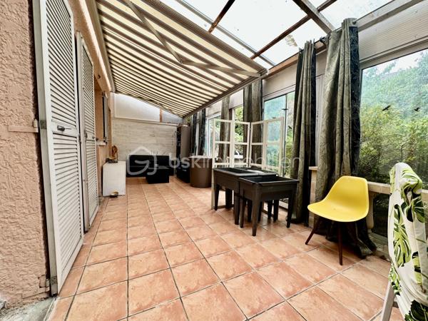 AULNAY-SOUS-BOIS – MAISON FAMILIALE AVEC GRAND JARDIN, GARAGE ET POTENTIEL 4 CHAMBRES

Dans un secteur résidentiel d’Aulnay-sous-Bois, découvrez cette maison familiale semi-mitoyenne de 101 m² habitables, édifiée sur une parcelle de 289 m².

Son véritable atout : un jardin privatif d’environ 190 m², offrant un bel espace extérieur pour profiter des beaux jours en famille.

UNE MAISON FAMILIALE AUX BEAUX VOLUMES

Au rez-de-chaussée, la maison propose une entrée, un agréable double séjour de plus de 30 m², une cuisine indépendante ainsi qu’une véranda donnant sur le jardin.

La configuration actuelle offre également la possibilité d'aménager une 4ème chambre au rez-de-chaussée, selon vos besoins.

Un garage complète ce niveau.

À l’étage, le palier dessert 3 chambres ainsi que deux espaces d’eau, offrant un espace nuit parfaitement adapté à une famille.

UN JARDIN D'ENVIRON 190 M²

Édifiée sur une parcelle de 289 m², la maison bénéficie d’un jardin privatif d’environ 190 m².

Cet extérieur constitue un véritable prolongement de la maison et offre de nombreuses possibilités : espace repas, salon de jardin, jeux pour enfants, potager ou simplement un espace de détente.

La propriété dispose également d’une terrasse, d’un garage et d’une place de stationnement.

LES POINTS FORTS:
- 101 m² habitables
- Parcelle de 289 m²
- Jardin privatif d’environ 190 m²
- 3 chambres
- Possibilité d’une 4ème chambre
- Double séjour de plus de 30 m²
- Véranda
- Terrasse
- Garage
- Stationnement
- Double vitrage
- Chauffage central au gaz
- DPE C

Une maison familiale offrant de beaux volumes, un véritable jardin et un potentiel d’évolution intéressant.

À découvrir rapidement.
