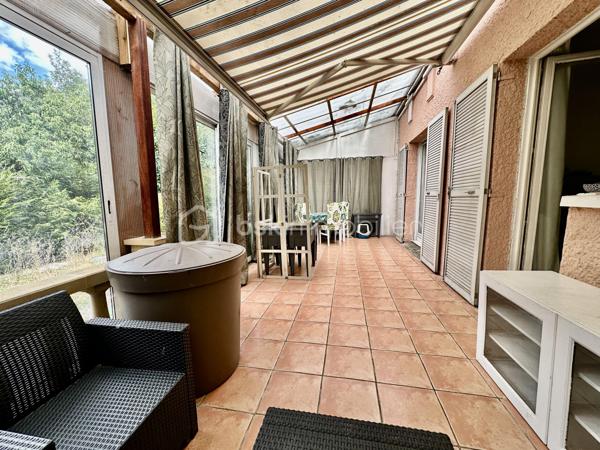 AULNAY-SOUS-BOIS – MAISON FAMILIALE AVEC GRAND JARDIN, GARAGE ET POTENTIEL 4 CHAMBRES

Dans un secteur résidentiel d’Aulnay-sous-Bois, découvrez cette maison familiale semi-mitoyenne de 101 m² habitables, édifiée sur une parcelle de 289 m².

Son véritable atout : un jardin privatif d’environ 190 m², offrant un bel espace extérieur pour profiter des beaux jours en famille.

UNE MAISON FAMILIALE AUX BEAUX VOLUMES

Au rez-de-chaussée, la maison propose une entrée, un agréable double séjour de plus de 30 m², une cuisine indépendante ainsi qu’une véranda donnant sur le jardin.

La configuration actuelle offre également la possibilité d'aménager une 4ème chambre au rez-de-chaussée, selon vos besoins.

Un garage complète ce niveau.

À l’étage, le palier dessert 3 chambres ainsi que deux espaces d’eau, offrant un espace nuit parfaitement adapté à une famille.

UN JARDIN D'ENVIRON 190 M²

Édifiée sur une parcelle de 289 m², la maison bénéficie d’un jardin privatif d’environ 190 m².

Cet extérieur constitue un véritable prolongement de la maison et offre de nombreuses possibilités : espace repas, salon de jardin, jeux pour enfants, potager ou simplement un espace de détente.

La propriété dispose également d’une terrasse, d’un garage et d’une place de stationnement.

LES POINTS FORTS:
- 101 m² habitables
- Parcelle de 289 m²
- Jardin privatif d’environ 190 m²
- 3 chambres
- Possibilité d’une 4ème chambre
- Double séjour de plus de 30 m²
- Véranda
- Terrasse
- Garage
- Stationnement
- Double vitrage
- Chauffage central au gaz
- DPE C

Une maison familiale offrant de beaux volumes, un véritable jardin et un potentiel d’évolution intéressant.

À découvrir rapidement.