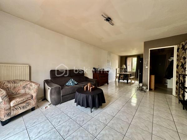 AULNAY-SOUS-BOIS – MAISON FAMILIALE AVEC GRAND JARDIN, GARAGE ET POTENTIEL 4 CHAMBRES

Dans un secteur résidentiel d’Aulnay-sous-Bois, découvrez cette maison familiale semi-mitoyenne de 101 m² habitables, édifiée sur une parcelle de 289 m².

Son véritable atout : un jardin privatif d’environ 190 m², offrant un bel espace extérieur pour profiter des beaux jours en famille.

UNE MAISON FAMILIALE AUX BEAUX VOLUMES

Au rez-de-chaussée, la maison propose une entrée, un agréable double séjour de plus de 30 m², une cuisine indépendante ainsi qu’une véranda donnant sur le jardin.

La configuration actuelle offre également la possibilité d'aménager une 4ème chambre au rez-de-chaussée, selon vos besoins.

Un garage complète ce niveau.

À l’étage, le palier dessert 3 chambres ainsi que deux espaces d’eau, offrant un espace nuit parfaitement adapté à une famille.

UN JARDIN D'ENVIRON 190 M²

Édifiée sur une parcelle de 289 m², la maison bénéficie d’un jardin privatif d’environ 190 m².

Cet extérieur constitue un véritable prolongement de la maison et offre de nombreuses possibilités : espace repas, salon de jardin, jeux pour enfants, potager ou simplement un espace de détente.

La propriété dispose également d’une terrasse, d’un garage et d’une place de stationnement.

LES POINTS FORTS:
- 101 m² habitables
- Parcelle de 289 m²
- Jardin privatif d’environ 190 m²
- 3 chambres
- Possibilité d’une 4ème chambre
- Double séjour de plus de 30 m²
- Véranda
- Terrasse
- Garage
- Stationnement
- Double vitrage
- Chauffage central au gaz
- DPE C

Une maison familiale offrant de beaux volumes, un véritable jardin et un potentiel d’évolution intéressant.

À découvrir rapidement.