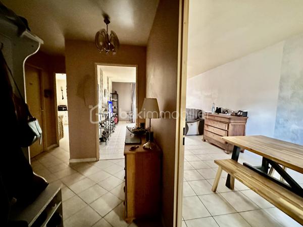 AULNAY-SOUS-BOIS – MAISON FAMILIALE AVEC GRAND JARDIN, GARAGE ET POTENTIEL 4 CHAMBRES

Dans un secteur résidentiel d’Aulnay-sous-Bois, découvrez cette maison familiale semi-mitoyenne de 101 m² habitables, édifiée sur une parcelle de 289 m².

Son véritable atout : un jardin privatif d’environ 190 m², offrant un bel espace extérieur pour profiter des beaux jours en famille.

UNE MAISON FAMILIALE AUX BEAUX VOLUMES

Au rez-de-chaussée, la maison propose une entrée, un agréable double séjour de plus de 30 m², une cuisine indépendante ainsi qu’une véranda donnant sur le jardin.

La configuration actuelle offre également la possibilité d'aménager une 4ème chambre au rez-de-chaussée, selon vos besoins.

Un garage complète ce niveau.

À l’étage, le palier dessert 3 chambres ainsi que deux espaces d’eau, offrant un espace nuit parfaitement adapté à une famille.

UN JARDIN D'ENVIRON 190 M²

Édifiée sur une parcelle de 289 m², la maison bénéficie d’un jardin privatif d’environ 190 m².

Cet extérieur constitue un véritable prolongement de la maison et offre de nombreuses possibilités : espace repas, salon de jardin, jeux pour enfants, potager ou simplement un espace de détente.

La propriété dispose également d’une terrasse, d’un garage et d’une place de stationnement.

LES POINTS FORTS:
- 101 m² habitables
- Parcelle de 289 m²
- Jardin privatif d’environ 190 m²
- 3 chambres
- Possibilité d’une 4ème chambre
- Double séjour de plus de 30 m²
- Véranda
- Terrasse
- Garage
- Stationnement
- Double vitrage
- Chauffage central au gaz
- DPE C

Une maison familiale offrant de beaux volumes, un véritable jardin et un potentiel d’évolution intéressant.

À découvrir rapidement.