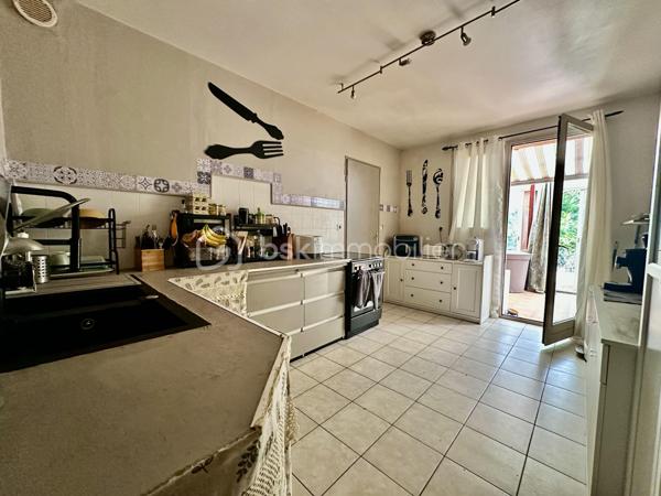 AULNAY-SOUS-BOIS – MAISON FAMILIALE AVEC GRAND JARDIN, GARAGE ET POTENTIEL 4 CHAMBRES

Dans un secteur résidentiel d’Aulnay-sous-Bois, découvrez cette maison familiale semi-mitoyenne de 101 m² habitables, édifiée sur une parcelle de 289 m².

Son véritable atout : un jardin privatif d’environ 190 m², offrant un bel espace extérieur pour profiter des beaux jours en famille.

UNE MAISON FAMILIALE AUX BEAUX VOLUMES

Au rez-de-chaussée, la maison propose une entrée, un agréable double séjour de plus de 30 m², une cuisine indépendante ainsi qu’une véranda donnant sur le jardin.

La configuration actuelle offre également la possibilité d'aménager une 4ème chambre au rez-de-chaussée, selon vos besoins.

Un garage complète ce niveau.

À l’étage, le palier dessert 3 chambres ainsi que deux espaces d’eau, offrant un espace nuit parfaitement adapté à une famille.

UN JARDIN D'ENVIRON 190 M²

Édifiée sur une parcelle de 289 m², la maison bénéficie d’un jardin privatif d’environ 190 m².

Cet extérieur constitue un véritable prolongement de la maison et offre de nombreuses possibilités : espace repas, salon de jardin, jeux pour enfants, potager ou simplement un espace de détente.

La propriété dispose également d’une terrasse, d’un garage et d’une place de stationnement.

LES POINTS FORTS:
- 101 m² habitables
- Parcelle de 289 m²
- Jardin privatif d’environ 190 m²
- 3 chambres
- Possibilité d’une 4ème chambre
- Double séjour de plus de 30 m²
- Véranda
- Terrasse
- Garage
- Stationnement
- Double vitrage
- Chauffage central au gaz
- DPE C

Une maison familiale offrant de beaux volumes, un véritable jardin et un potentiel d’évolution intéressant.

À découvrir rapidement.