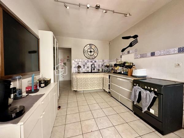 AULNAY-SOUS-BOIS – MAISON FAMILIALE AVEC GRAND JARDIN, GARAGE ET POTENTIEL 4 CHAMBRES

Dans un secteur résidentiel d’Aulnay-sous-Bois, découvrez cette maison familiale semi-mitoyenne de 101 m² habitables, édifiée sur une parcelle de 289 m².

Son véritable atout : un jardin privatif d’environ 190 m², offrant un bel espace extérieur pour profiter des beaux jours en famille.

UNE MAISON FAMILIALE AUX BEAUX VOLUMES

Au rez-de-chaussée, la maison propose une entrée, un agréable double séjour de plus de 30 m², une cuisine indépendante ainsi qu’une véranda donnant sur le jardin.

La configuration actuelle offre également la possibilité d'aménager une 4ème chambre au rez-de-chaussée, selon vos besoins.

Un garage complète ce niveau.

À l’étage, le palier dessert 3 chambres ainsi que deux espaces d’eau, offrant un espace nuit parfaitement adapté à une famille.

UN JARDIN D'ENVIRON 190 M²

Édifiée sur une parcelle de 289 m², la maison bénéficie d’un jardin privatif d’environ 190 m².

Cet extérieur constitue un véritable prolongement de la maison et offre de nombreuses possibilités : espace repas, salon de jardin, jeux pour enfants, potager ou simplement un espace de détente.

La propriété dispose également d’une terrasse, d’un garage et d’une place de stationnement.

LES POINTS FORTS:
- 101 m² habitables
- Parcelle de 289 m²
- Jardin privatif d’environ 190 m²
- 3 chambres
- Possibilité d’une 4ème chambre
- Double séjour de plus de 30 m²
- Véranda
- Terrasse
- Garage
- Stationnement
- Double vitrage
- Chauffage central au gaz
- DPE C

Une maison familiale offrant de beaux volumes, un véritable jardin et un potentiel d’évolution intéressant.

À découvrir rapidement.