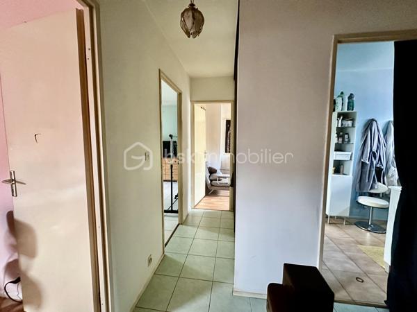 AULNAY-SOUS-BOIS – MAISON FAMILIALE AVEC GRAND JARDIN, GARAGE ET POTENTIEL 4 CHAMBRES

Dans un secteur résidentiel d’Aulnay-sous-Bois, découvrez cette maison familiale semi-mitoyenne de 101 m² habitables, édifiée sur une parcelle de 289 m².

Son véritable atout : un jardin privatif d’environ 190 m², offrant un bel espace extérieur pour profiter des beaux jours en famille.

UNE MAISON FAMILIALE AUX BEAUX VOLUMES

Au rez-de-chaussée, la maison propose une entrée, un agréable double séjour de plus de 30 m², une cuisine indépendante ainsi qu’une véranda donnant sur le jardin.

La configuration actuelle offre également la possibilité d'aménager une 4ème chambre au rez-de-chaussée, selon vos besoins.

Un garage complète ce niveau.

À l’étage, le palier dessert 3 chambres ainsi que deux espaces d’eau, offrant un espace nuit parfaitement adapté à une famille.

UN JARDIN D'ENVIRON 190 M²

Édifiée sur une parcelle de 289 m², la maison bénéficie d’un jardin privatif d’environ 190 m².

Cet extérieur constitue un véritable prolongement de la maison et offre de nombreuses possibilités : espace repas, salon de jardin, jeux pour enfants, potager ou simplement un espace de détente.

La propriété dispose également d’une terrasse, d’un garage et d’une place de stationnement.

LES POINTS FORTS:
- 101 m² habitables
- Parcelle de 289 m²
- Jardin privatif d’environ 190 m²
- 3 chambres
- Possibilité d’une 4ème chambre
- Double séjour de plus de 30 m²
- Véranda
- Terrasse
- Garage
- Stationnement
- Double vitrage
- Chauffage central au gaz
- DPE C

Une maison familiale offrant de beaux volumes, un véritable jardin et un potentiel d’évolution intéressant.

À découvrir rapidement.