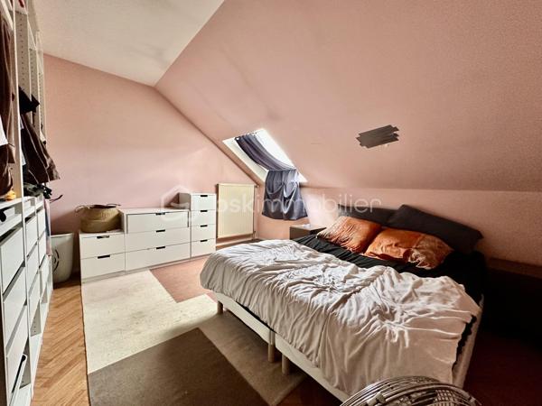 AULNAY-SOUS-BOIS – MAISON FAMILIALE AVEC GRAND JARDIN, GARAGE ET POTENTIEL 4 CHAMBRES

Dans un secteur résidentiel d’Aulnay-sous-Bois, découvrez cette maison familiale semi-mitoyenne de 101 m² habitables, édifiée sur une parcelle de 289 m².

Son véritable atout : un jardin privatif d’environ 190 m², offrant un bel espace extérieur pour profiter des beaux jours en famille.

UNE MAISON FAMILIALE AUX BEAUX VOLUMES

Au rez-de-chaussée, la maison propose une entrée, un agréable double séjour de plus de 30 m², une cuisine indépendante ainsi qu’une véranda donnant sur le jardin.

La configuration actuelle offre également la possibilité d'aménager une 4ème chambre au rez-de-chaussée, selon vos besoins.

Un garage complète ce niveau.

À l’étage, le palier dessert 3 chambres ainsi que deux espaces d’eau, offrant un espace nuit parfaitement adapté à une famille.

UN JARDIN D'ENVIRON 190 M²

Édifiée sur une parcelle de 289 m², la maison bénéficie d’un jardin privatif d’environ 190 m².

Cet extérieur constitue un véritable prolongement de la maison et offre de nombreuses possibilités : espace repas, salon de jardin, jeux pour enfants, potager ou simplement un espace de détente.

La propriété dispose également d’une terrasse, d’un garage et d’une place de stationnement.

LES POINTS FORTS:
- 101 m² habitables
- Parcelle de 289 m²
- Jardin privatif d’environ 190 m²
- 3 chambres
- Possibilité d’une 4ème chambre
- Double séjour de plus de 30 m²
- Véranda
- Terrasse
- Garage
- Stationnement
- Double vitrage
- Chauffage central au gaz
- DPE C

Une maison familiale offrant de beaux volumes, un véritable jardin et un potentiel d’évolution intéressant.

À découvrir rapidement.