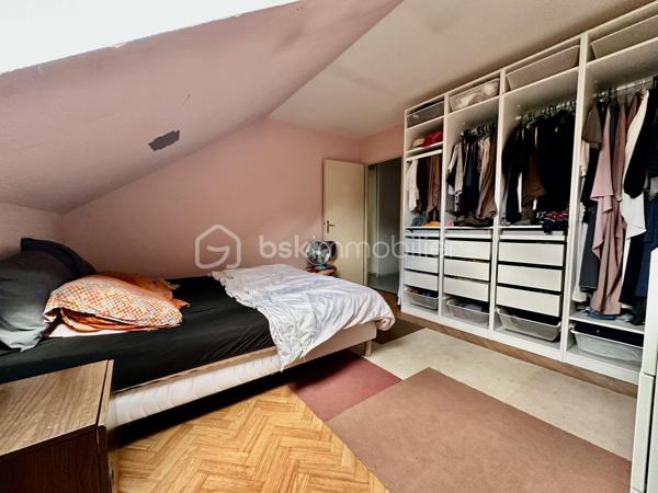 AULNAY-SOUS-BOIS – MAISON FAMILIALE AVEC GRAND JARDIN, GARAGE ET POTENTIEL 4 CHAMBRES

Dans un secteur résidentiel d’Aulnay-sous-Bois, découvrez cette maison familiale semi-mitoyenne de 101 m² habitables, édifiée sur une parcelle de 289 m².

Son véritable atout : un jardin privatif d’environ 190 m², offrant un bel espace extérieur pour profiter des beaux jours en famille.

UNE MAISON FAMILIALE AUX BEAUX VOLUMES

Au rez-de-chaussée, la maison propose une entrée, un agréable double séjour de plus de 30 m², une cuisine indépendante ainsi qu’une véranda donnant sur le jardin.

La configuration actuelle offre également la possibilité d'aménager une 4ème chambre au rez-de-chaussée, selon vos besoins.

Un garage complète ce niveau.

À l’étage, le palier dessert 3 chambres ainsi que deux espaces d’eau, offrant un espace nuit parfaitement adapté à une famille.

UN JARDIN D'ENVIRON 190 M²

Édifiée sur une parcelle de 289 m², la maison bénéficie d’un jardin privatif d’environ 190 m².

Cet extérieur constitue un véritable prolongement de la maison et offre de nombreuses possibilités : espace repas, salon de jardin, jeux pour enfants, potager ou simplement un espace de détente.

La propriété dispose également d’une terrasse, d’un garage et d’une place de stationnement.

LES POINTS FORTS:
- 101 m² habitables
- Parcelle de 289 m²
- Jardin privatif d’environ 190 m²
- 3 chambres
- Possibilité d’une 4ème chambre
- Double séjour de plus de 30 m²
- Véranda
- Terrasse
- Garage
- Stationnement
- Double vitrage
- Chauffage central au gaz
- DPE C

Une maison familiale offrant de beaux volumes, un véritable jardin et un potentiel d’évolution intéressant.

À découvrir rapidement.