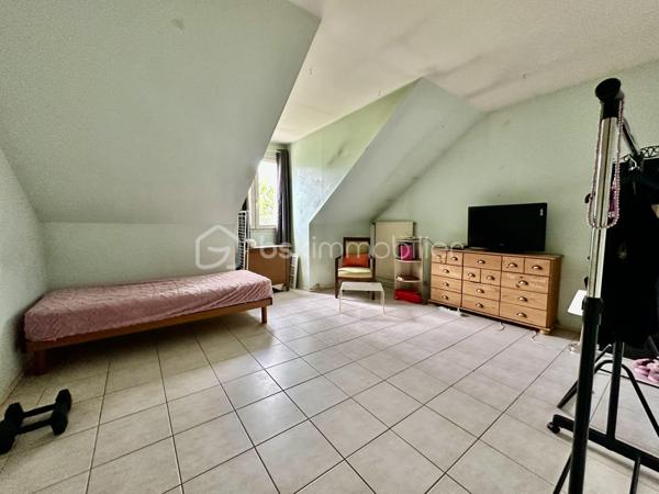 AULNAY-SOUS-BOIS – MAISON FAMILIALE AVEC GRAND JARDIN, GARAGE ET POTENTIEL 4 CHAMBRES

Dans un secteur résidentiel d’Aulnay-sous-Bois, découvrez cette maison familiale semi-mitoyenne de 101 m² habitables, édifiée sur une parcelle de 289 m².

Son véritable atout : un jardin privatif d’environ 190 m², offrant un bel espace extérieur pour profiter des beaux jours en famille.

UNE MAISON FAMILIALE AUX BEAUX VOLUMES

Au rez-de-chaussée, la maison propose une entrée, un agréable double séjour de plus de 30 m², une cuisine indépendante ainsi qu’une véranda donnant sur le jardin.

La configuration actuelle offre également la possibilité d'aménager une 4ème chambre au rez-de-chaussée, selon vos besoins.

Un garage complète ce niveau.

À l’étage, le palier dessert 3 chambres ainsi que deux espaces d’eau, offrant un espace nuit parfaitement adapté à une famille.

UN JARDIN D'ENVIRON 190 M²

Édifiée sur une parcelle de 289 m², la maison bénéficie d’un jardin privatif d’environ 190 m².

Cet extérieur constitue un véritable prolongement de la maison et offre de nombreuses possibilités : espace repas, salon de jardin, jeux pour enfants, potager ou simplement un espace de détente.

La propriété dispose également d’une terrasse, d’un garage et d’une place de stationnement.

LES POINTS FORTS:
- 101 m² habitables
- Parcelle de 289 m²
- Jardin privatif d’environ 190 m²
- 3 chambres
- Possibilité d’une 4ème chambre
- Double séjour de plus de 30 m²
- Véranda
- Terrasse
- Garage
- Stationnement
- Double vitrage
- Chauffage central au gaz
- DPE C

Une maison familiale offrant de beaux volumes, un véritable jardin et un potentiel d’évolution intéressant.

À découvrir rapidement.
