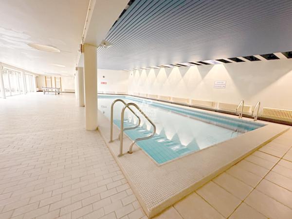 CHAVILLE - Rive Droite - Vaste 4 pièces avec jardin et piscine 790 000 € **  - Référence  721-C
