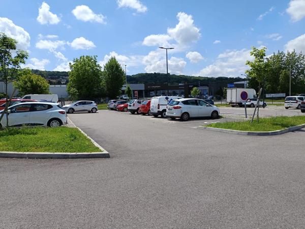 Location Local commercial 1 pièces 218 m2 à Bourgoin-Jallieu