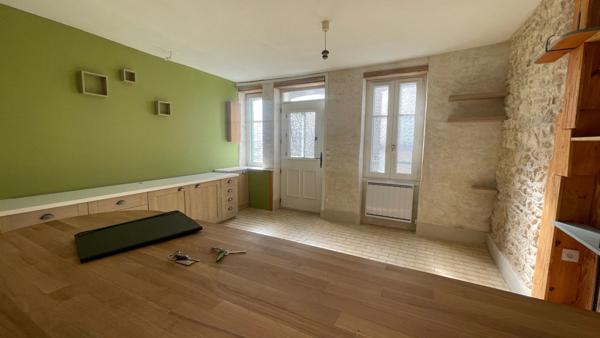 Maison de ville 2 pièces Mieux qu'un appartement LA CHARITE SUR LOIRE proche Nevers