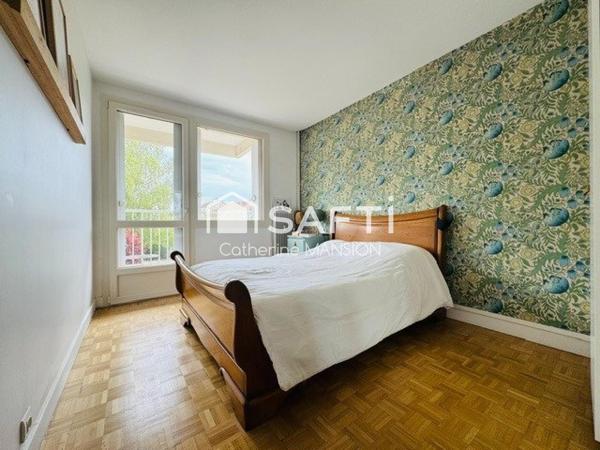 A vendre à Reims, appartement traversant, lumineux et spacieux, 4 chambres , balcons, cave et garage