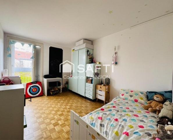 A vendre à Reims, appartement traversant, lumineux et spacieux, 4 chambres , balcons, cave et garage